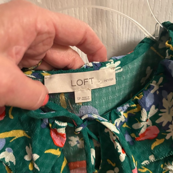 LOFT Green Floral Ruffle Top - Picture 3 of 6